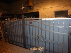 V dielni firmy Jozefa Neupauera sa pripravuje nová vstupná brána na obecný cintorín