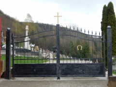 Na cintoríne v Chmeľnici sme osadili novú hlavnú vstupnú bránu do cintorína
