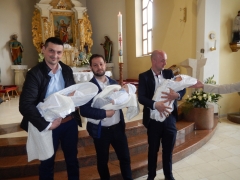 Na Veľkonočný pondelok  boli pokrstení štyria chlapci